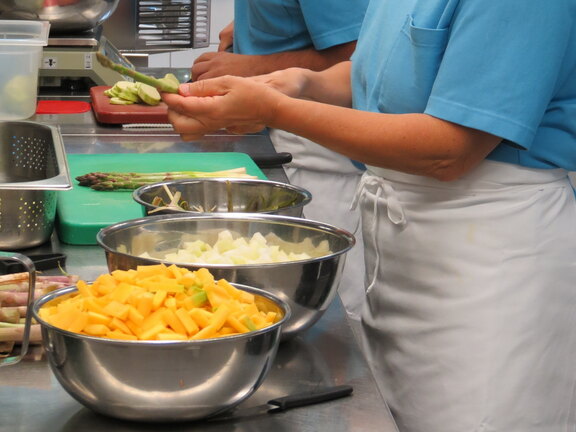 Frisch zubereitete Menus aus der Küche Frisch zubereitete Menus aus der Küche